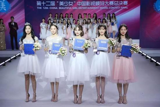 杨杨(中)与亚军、季军选手合影