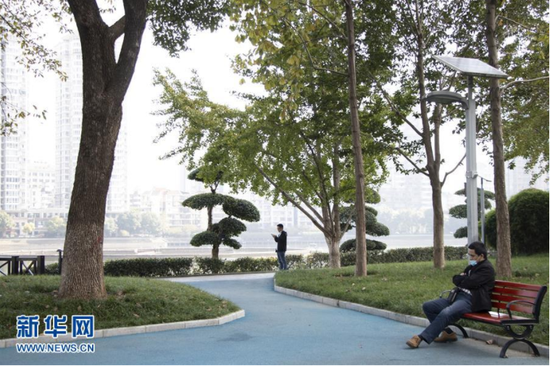 10月27日,市民在武汉市新华路与建设大道相交处的“口袋公园”内歇息。新华社记者 熊琦 摄