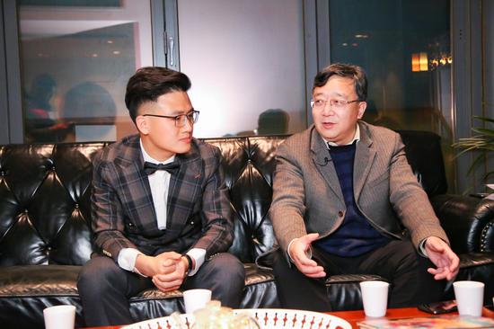 工贸家电董事长李丰、美的冰箱工业设计师洪成龙,接受媒体采访