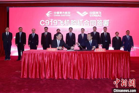 東航與中國(guó)商飛正式簽署首批5架C919購(gòu)機(jī)合同。　殷立勤 攝