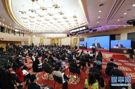 3月7日,十三届全国人大四次会议在北京人民大会堂举行视频记者会,国务委员兼外交部长王毅就中国外交政策和对外关系回答中外记者提问。这是记者在梅地亚中心多功能厅采访。新华社记者 金立旺 摄