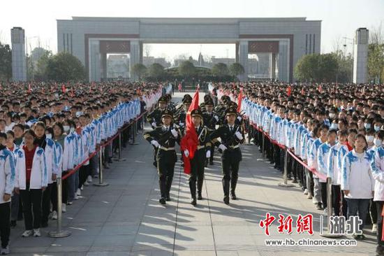 襄阳四中组建全市中小学第一支国旗护卫队（资料图） 张德平 摄