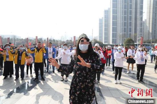 武汉客厅广场上，医患再跳“方舱广场舞”。武汉大学中南医院供图