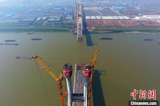 3月25日,安九铁路鳊鱼洲长江大桥主桥北主塔封顶,这标志着中国首座交叉索斜拉桥主塔全部封顶。 胡国林 摄