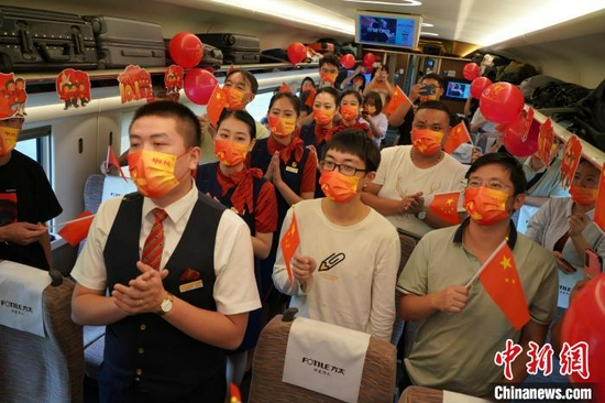 图为旅客和列车工作人员合唱《歌唱祖国》 苏杭 摄