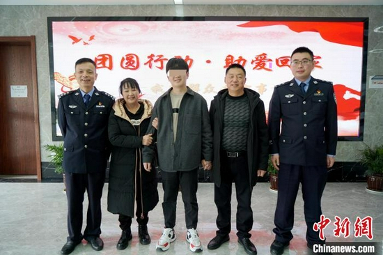 湖北宜昌警方助失散17年的家人团圆　江雅丽　摄