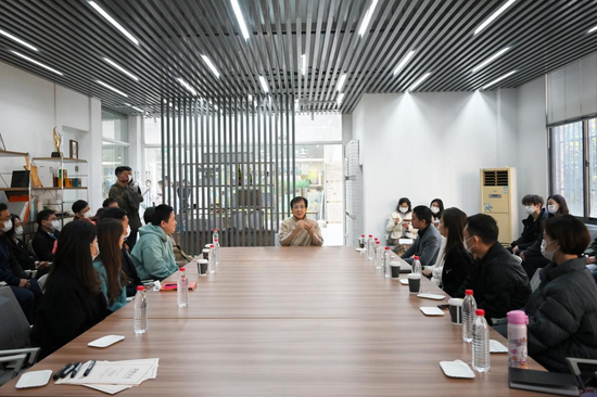 成龙院长与教师们畅谈教学体会。高心雨 摄