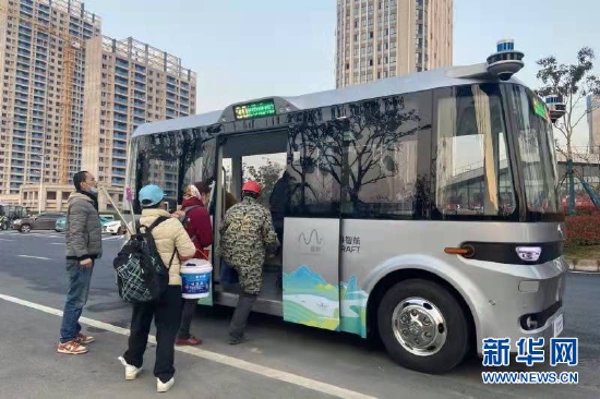 图为市民尝鲜“春笋号”无人驾驶接驳车。新华网发