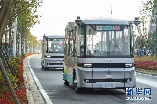 图为武汉车谷“春笋号”无人驾驶接驳车。新华网发