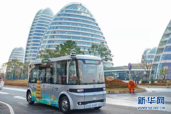 图为武汉车谷“春笋号”无人驾驶接驳车。新华网发
