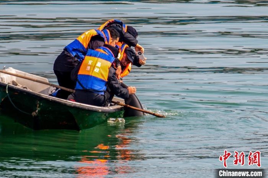 渔政救援人员帮助江豚脱困。 杨河 摄