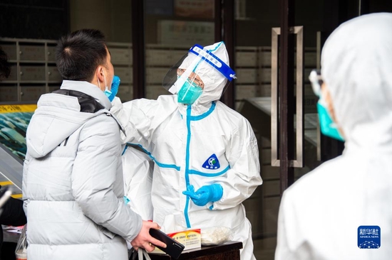 2月22日，市民在武汉市圆梦家园社区核酸检测点进行核酸检测。