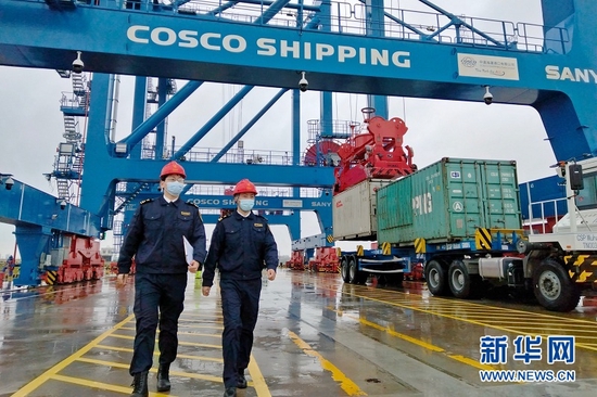 图为武汉海关关员在阳逻国际港水铁联运二期码头巡查。