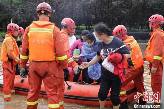 消防人员营救被困民众 湖北咸宁消防供图