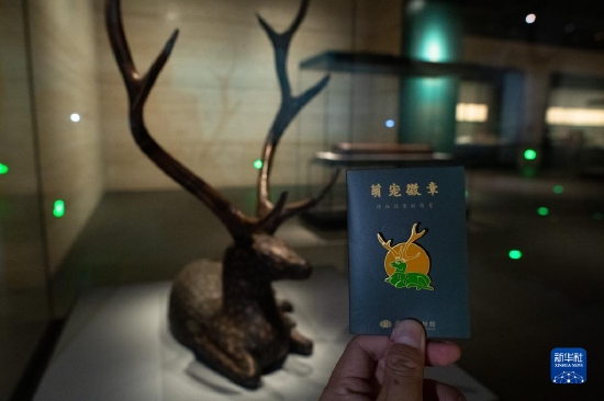 新华社记者 肖艺九 摄

　　5月12日拍摄的彩绘漆木卧鹿文创徽章。