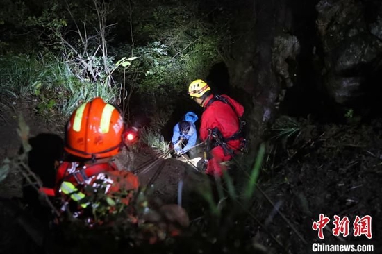 消防人员利用绳索转移被困驴友。　谢跃东 摄