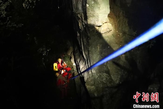 消防人员搭建绳索吊升救援通道对被困人员进行救援。　谢跃东　摄