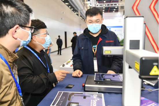 展商向客户介绍产品