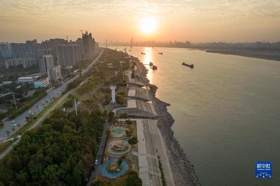 这是11月8日在武汉市拍摄的青山江滩（无人机照片）。新华社记者 孙瑞博 摄