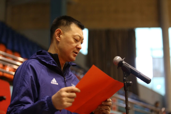 图为湖北省体育局篮排中心副主任申莆致开幕词 裴波拍摄