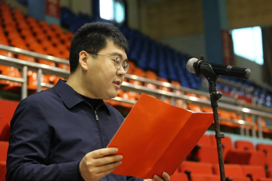 图为州政府领导马霄鹏致欢迎词 裴波拍摄