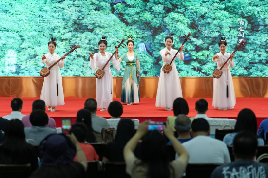 图为2023年郧西文旅推介会暨中国人寿乡村振兴康养行启动仪式现场。刘成臣摄