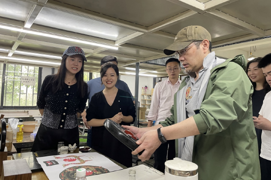 公共艺术学院师生共同参与奖杯制作。