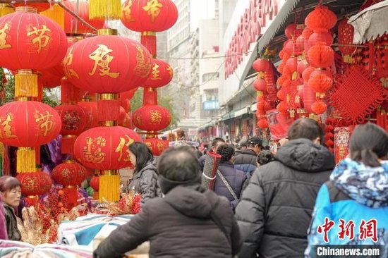 图为武汉市民在汉正街挑选年货。吴淘淘 摄