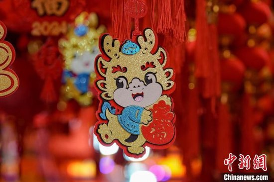 圖為漢正街市場上的龍年裝飾。　吳淘淘 攝