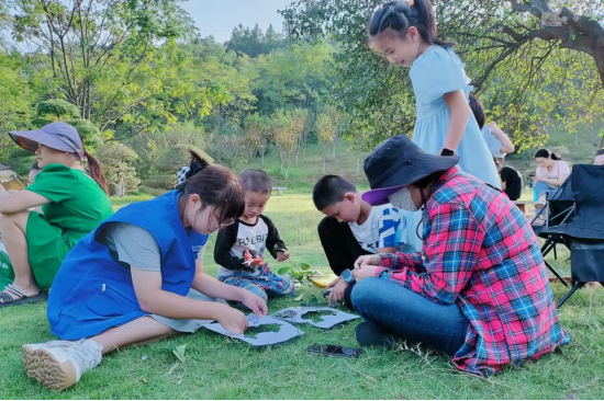 武汉设计工程学院环境设计学院“筑梦”志愿服务队带领萌娃们前往藏龙岛湿地公园“种个春天，浇个朋友”。
