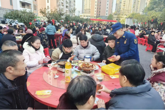 恩施州消防救援部门巧借小区元旦迎新长桌宴开展消防宣传  李兵/摄