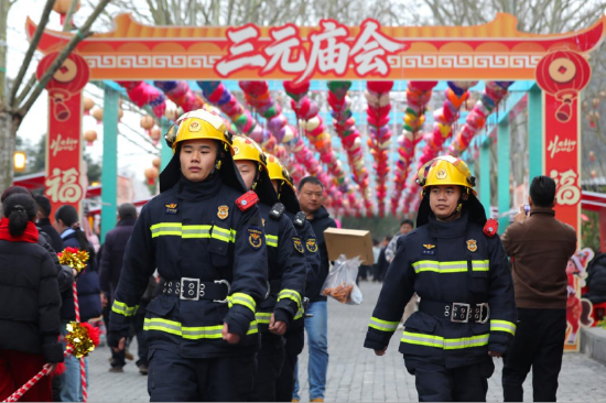 咸宁市消防员在“三元”庙会现场巡逻执勤全天候监护确保场所安全。徐晓波/摄