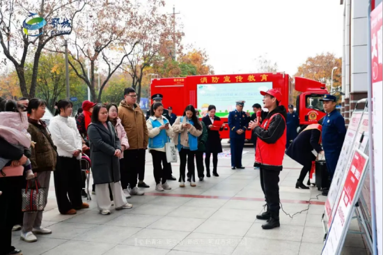 “爱心翼站”消防嘉年华活动现场，王勇正在开展消防知识宣讲