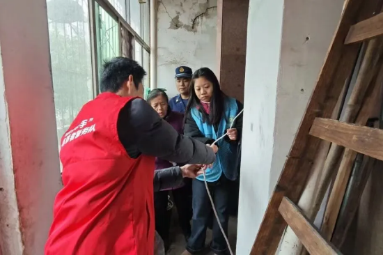 &nbsp;消防志愿者王勇联合雷山小型消防站人员开展消防安全隐患排查行动