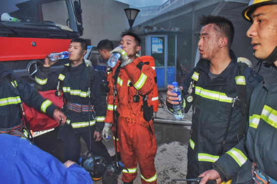 2019年阳光花园小区地下车库火灾现场陈新锐和战友们火场归来进行短暂休整