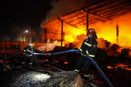 2024年新邦达泰华仓储物流公司火灾现场陈新锐（右）开展灭火救援