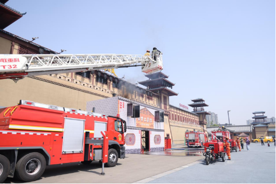 孝感市防灾减灾宣传周在云梦县楚王城公园启动，市消防救援支队正在开展消防实战演练。孟畅/摄