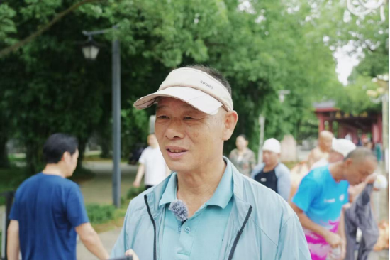 推牌手队的副队长王革▲