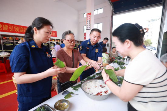 孝感市消防员走进东苑社区，和居民围坐在一起包粽子。付传虎/摄