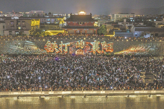 9月12日晚，市民和游客在襄阳古城游玩。记者 杨东 摄