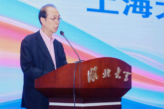 图：中国社会科学院—上海市人民政府上海研究院世界传媒研究中心执行主任吴信训致辞