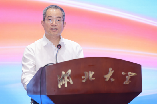 图：湖北大学党委常委、副校长李振致辞