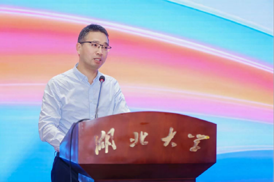 图：第二届AIGC应用大赛指导教师代表张合斌发言