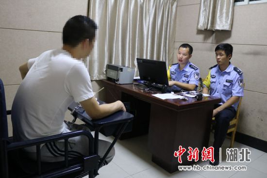 9月11日，武汉铁路公安处汉口车站派出所民警正在对余某诈骗行为进行调查