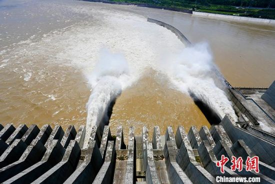 三峡工程安全稳定运行17年以来，防洪减灾效益、通航效益、绿电效益等综合效益显著。图为6月30日，湖北宜昌，三峡大坝开闸泄洪。 中新社发 王康荣 摄