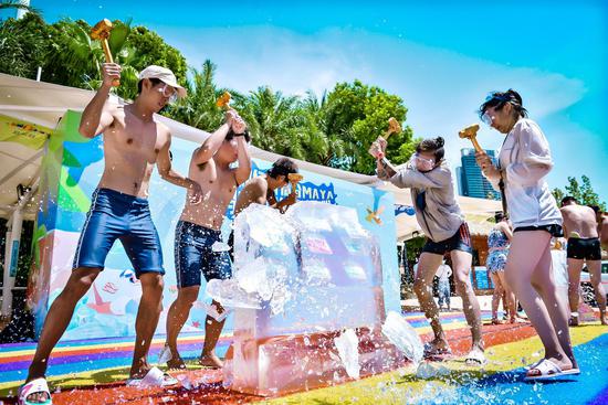 玛雅水公园|太热啦！玛雅海滩游客砸冰块消暑 水下摸瓜妙趣无穷