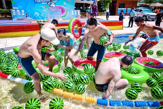 玛雅水公园|太热啦！玛雅海滩游客砸冰块消暑 水下摸瓜妙趣无穷