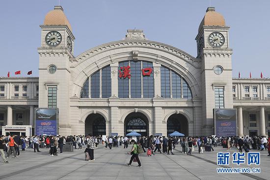 图为汉口站出行旅客 新华网发 邱晟摄