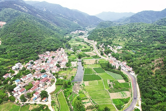 双峰山至黄陂旅游公路串起武汉孝感两地景区。 (湖北日报全媒记者 吴坚 通讯员 胡长顺 摄)