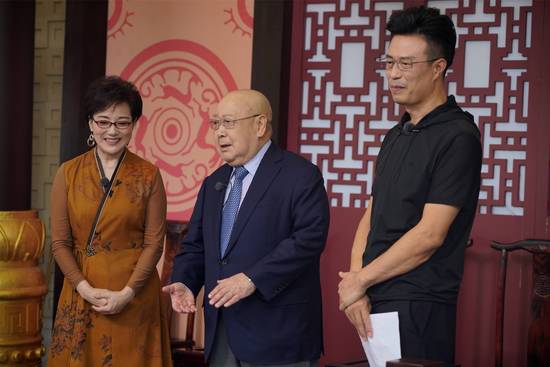 评委代表尚长荣、杨俊以及主持人白燕升赛前动员